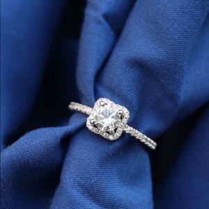 Beautiful 1 ct Cz Diamond Halo Fashion Ring